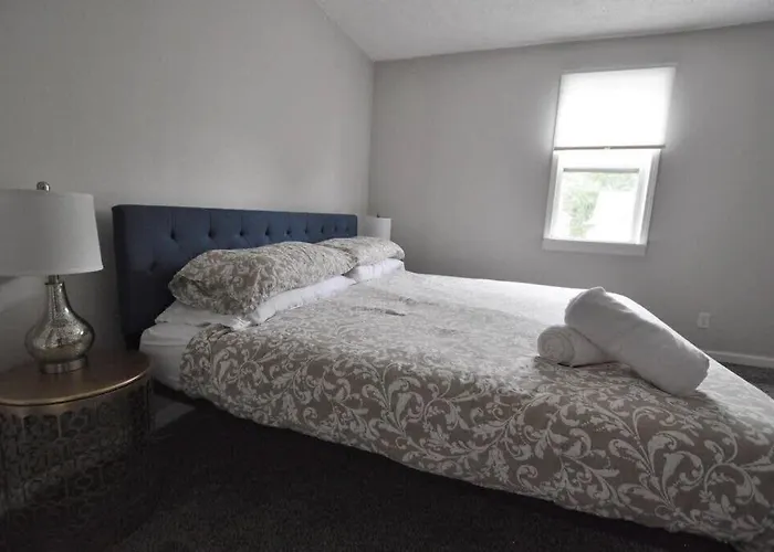 Сasa de vacaciones Housepitality - Franklinton Manor - Spacious *